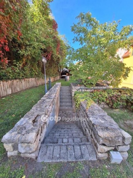 Veszpr�mi 105 nm-es lak�s elad�