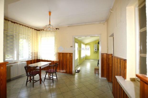 Veszpr�mi 157 nm-es h�z elad�