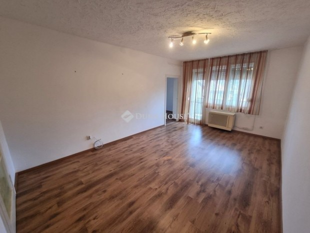 Veszpr�mi 54 nm-es lak�s elad�