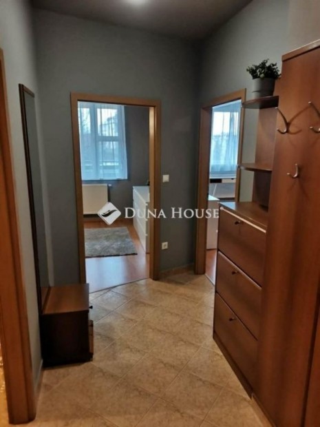 Veszpr�mi 56 nm-es lak�s elad�