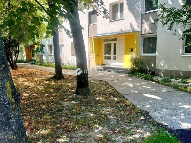 Veszpr�mi 60 nm-es lak�s elad�