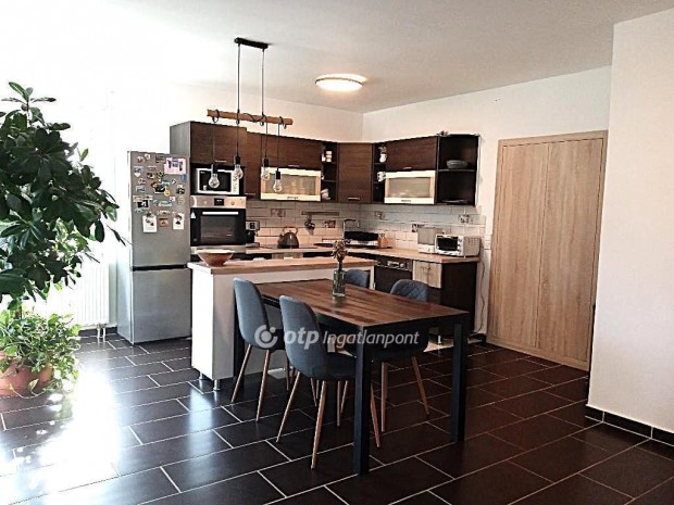 Veszpr�mi 91 nm-es lak�s elad�