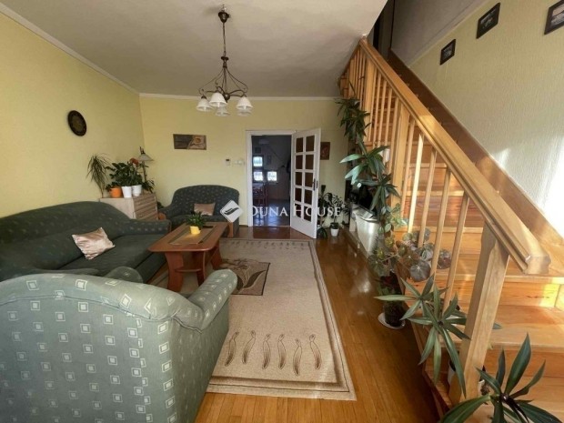 Veszpr�mi elad� 103 nm-es lak�s