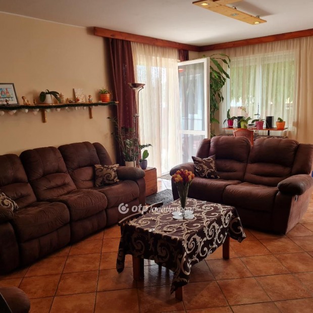 Veszpr�mi elad� 295 nm-es h�z