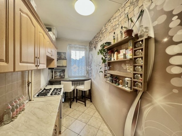 Veszpr�mi elad� 52 nm-es lak�s