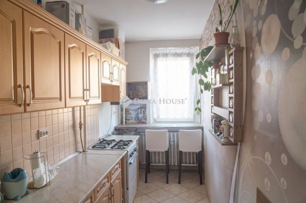 Veszpr�mi elad� 52 nm-es lak�s