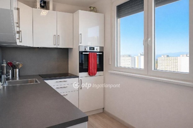 Veszpr�mi elad� 62 nm-es lak�s