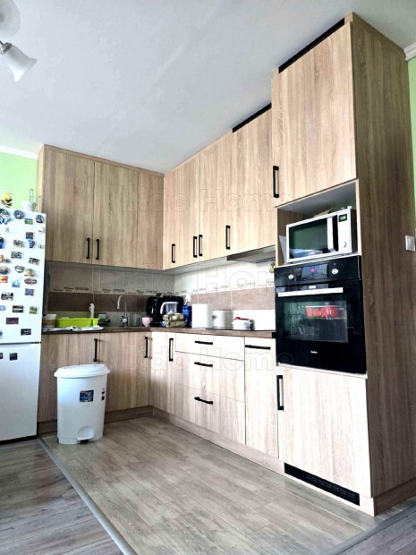 Veszpr�mi teljes k�r�en fel�j�tott panellak�s Elad�!