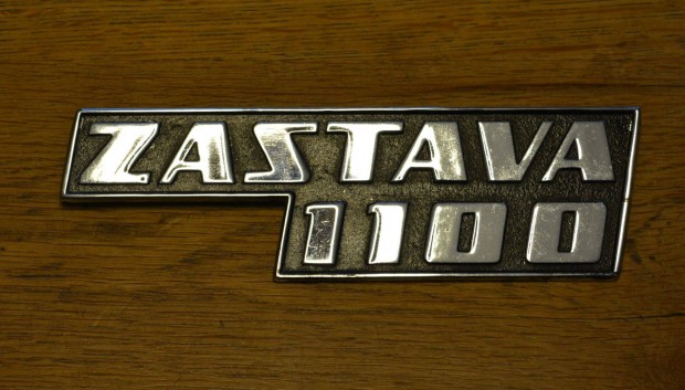 Veter�n Zastava 1100 �j felirat eredeti gy�ri f�m embl�ma