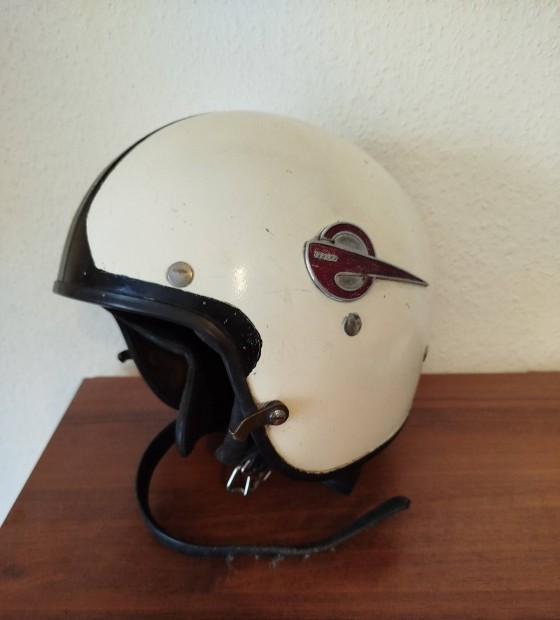 Veterán , régi , vintage , retro kb 50 éves motoros MZ bukósisak