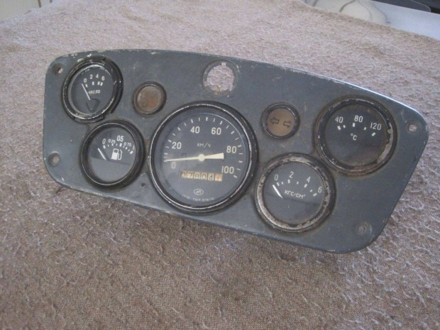 Veterán katonai GAZ-66 tehergépkocsi műszerfal műszerekkel