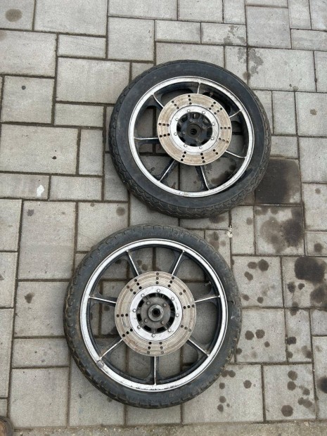 Veter�n motor Kawasaki kz 550 2db ker�k kerekek