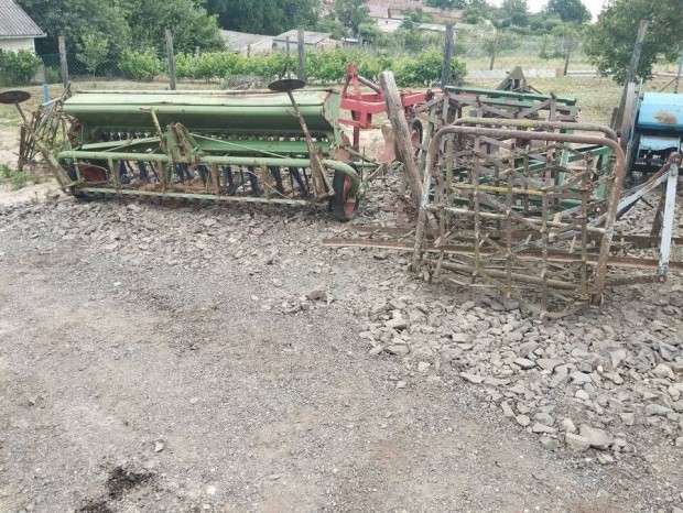Vetőgép, Borona,Eke, Műtrágya szóró, Ásóborona, Állat szállító pótkocs