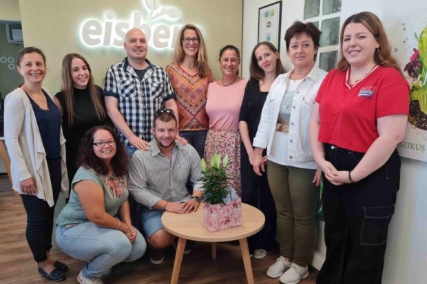 Vev�szolg�lati asszisztens