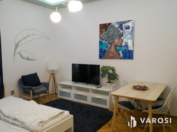 Vid�m, z�ld bels� udvarra n�z� lak�s kiad� a Budai V�r alatt