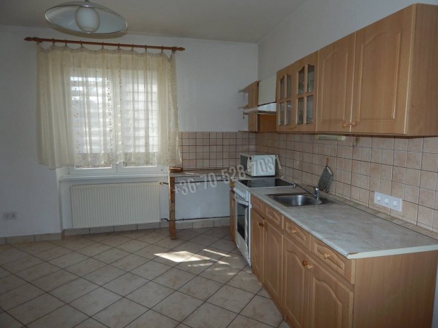 Vil�gos 1,5 szob�s 3. emeleti t�gla lak�s a Piac t�ren.