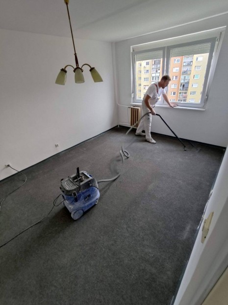 Vil�gos, 3 k�l�n ny�l� szob�s lak�s elad� azonnal k�lt�zhet� Havan