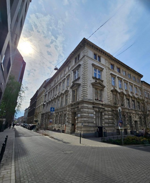 Vil�gos, �talak�that�, nagypolg�ri lak�s elad� a VI. ker�letben!