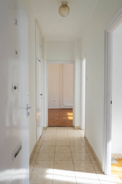 Vil�gos, d�li fekv�s� f�ldszinti t�glalak�s z�ld�vezetben