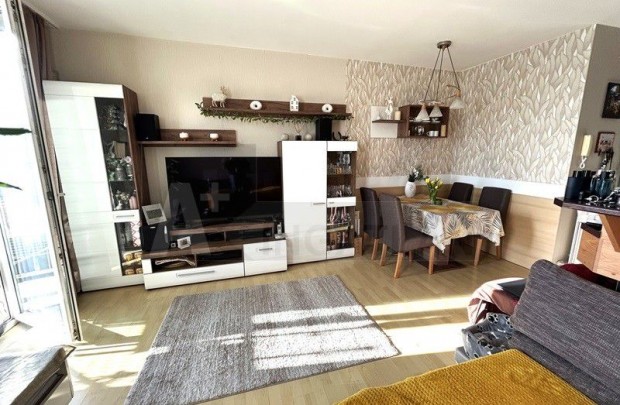 Vil�gos, erk�lyes lak�s elad� Szeged kedvelt r�sz�n.