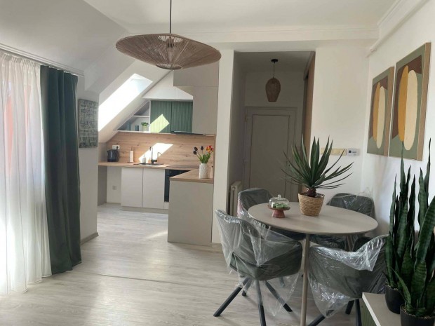 Vil�gos, fiatalos hangulat�, ig�nyesen fel�j�tott lak�s elad�!