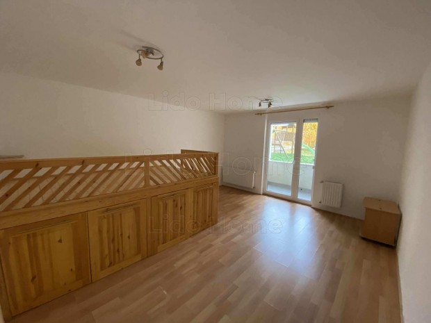 Vil�gos, f�ldszinti garzonlak�s elad� Veszpr�mben!