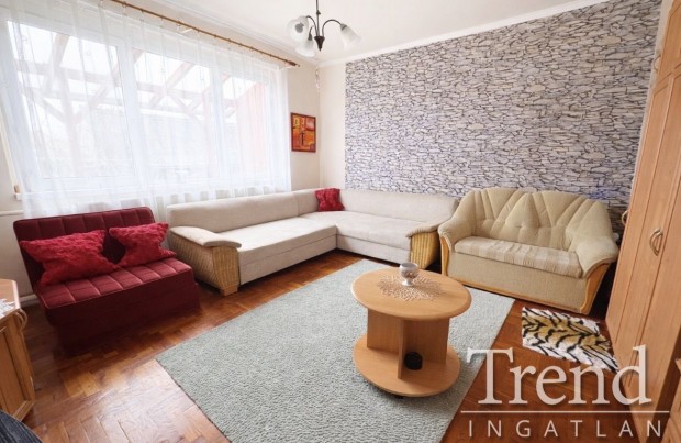 Vil�gos, j� eloszt�s�, k�t szintes sorh�z Mez�falv�n