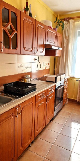 Vil�gos, k�l�n ny�l� szob�s, kl�m�s lak�s elad� K�poszt�smegyer I-en