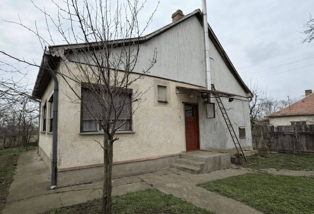 Vil�gos, massz�v csal�di h�z csendes k�rnyezetben Derecsk�n