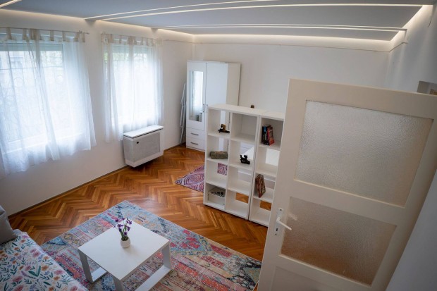 Vil�gos, praktikus garzon elad� z�ldre n�z� ablakokkal XIII. ker�let