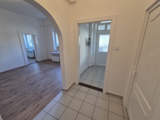 Vil�gos, utcai t�glalak�s Budapesten-kiv�l� lok�ci�val, 10 percre az