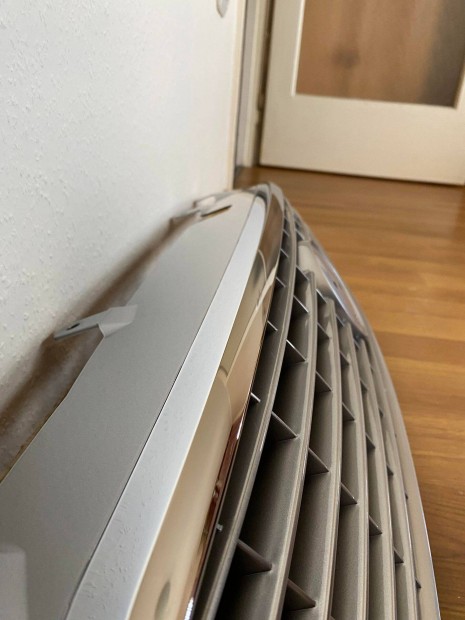 Világos szürke hűtőrács