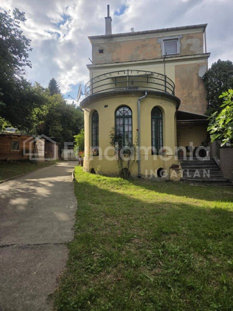 Villa-lak�s az erd�sz�len