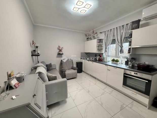 Vill�nyi elad� 130 nm-es h�z