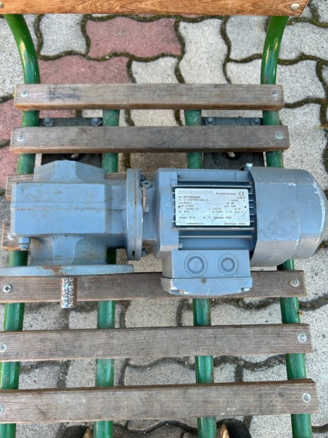 Villanymotor hajtásházzal