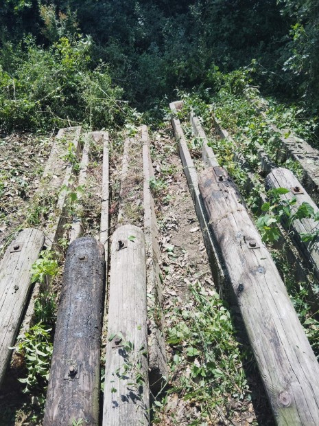 Villanyoszlop beton gyámmal