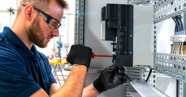 Villanyszerel� �ll�s - h�l�zatszerel� �ll�s