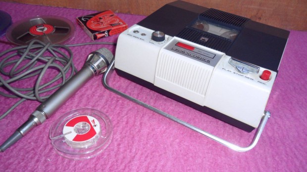 Vintage CTR-3000 Crown Radio Corp.; Toki 1966 hordozhat j kis magn