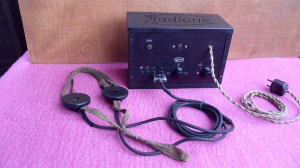 Vintage egy cs�vel ritkas�g, "f�m" h�zas, r�di� a m�ltb�l 1924/1927