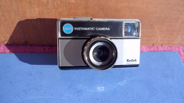 Vintage modell Kodak Instamatic hibtlan eredet keskeny kamera mltbl