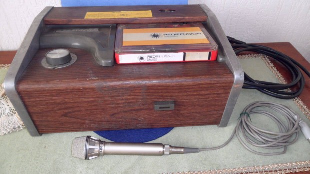 Vintage nagy szalagos kazettás Rediffusion 4 sávos háttér magnetofon