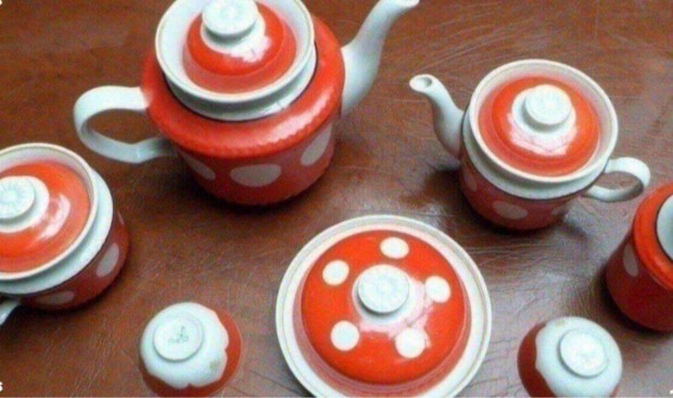 Vintage porcelán kanna váza csésze piros pöttyös 8 db