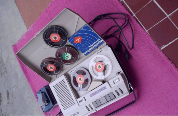 Vintage szalagos orss hordozhat kis akkumultoros magnetofon magn