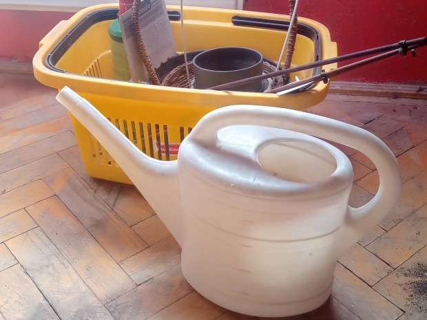 Virág tápok kosarak cserepek kanna