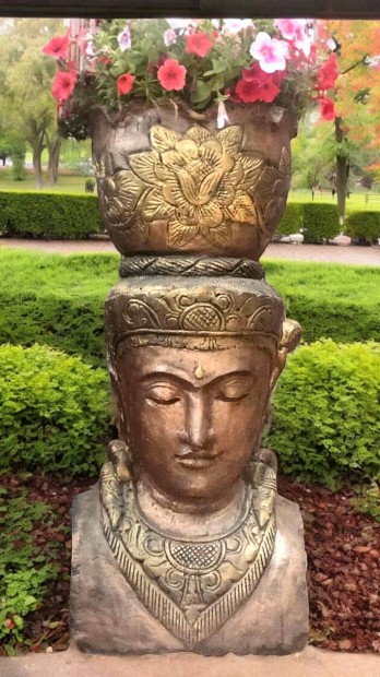 Virgtart Buddha mell szobor 