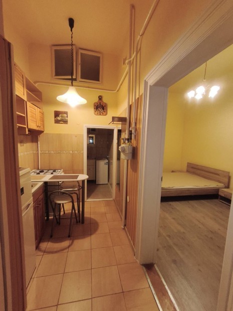 Visegr�di utca elej�n egy 26nm lak�s elad�