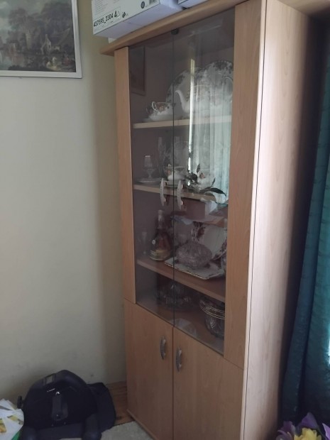Vitrines szekrény eladó