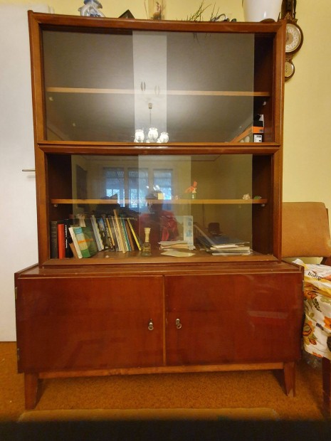 Vitrines szekrény jelképes áron eladó !