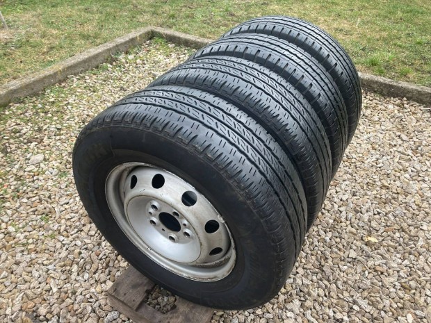 Vivaro Traffic kerekek 215/70 R15 C gumikkal