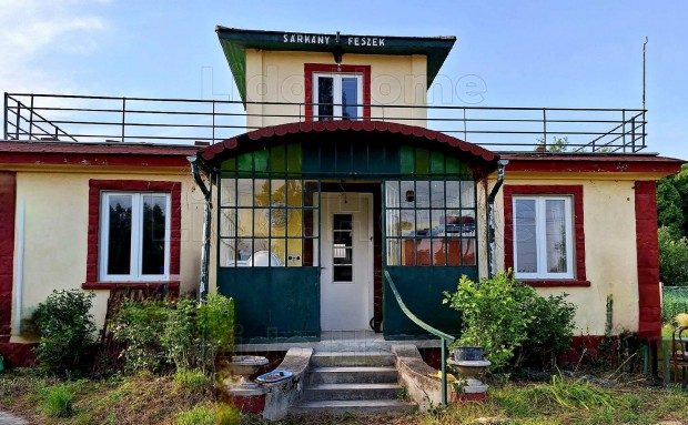 V�zparthoz k�zel b�v�thet� h�z nagy telekkel 2 utc�r�l megk�zel�thet�!